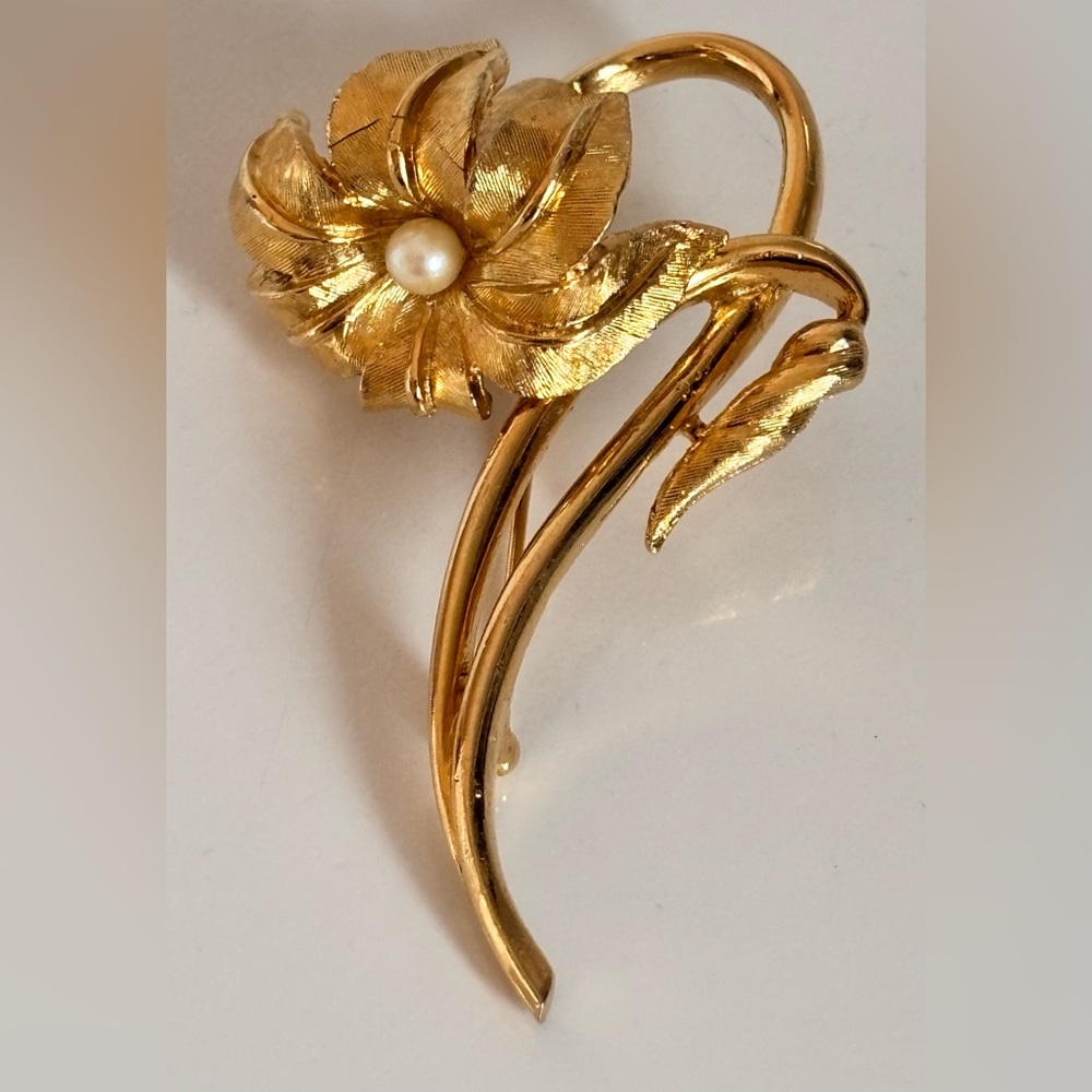 Boucher Gold Flower Elegant Vintage Brooch Pin